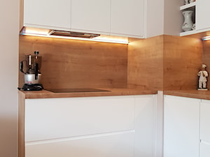 Kuchnia #12 - Średnia otwarta biała z zabudowaną lodówką kuchnia w kształcie litery l, styl nowocze ... - zdjęcie od Art.studio