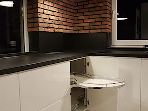 Kuchnia z cegłą - Zamknięta z kamiennym blatem czarna z zabudowaną lodówką kuchnia w kształcie liter ... - zdjęcie od Art.studio