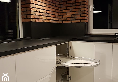 Kuchnia z cegłą - Zamknięta z kamiennym blatem czarna z zabudowaną lodówką kuchnia w kształcie litery l z oknem, styl nowoczesny - zdjęcie od Art.studio