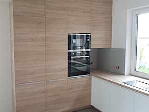 Kuchnia #9 - Mała z salonem biała szara z zabudowaną lodówką z podblatowym zlewozmywakiem kuchnia w kształcie litery l z oknem, styl nowoczesny - zdjęcie od Art.studio