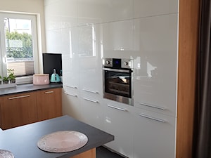 Kuchnia nowoczesna akryl i dekor - Średnia otwarta biała kuchnia w kształcie litery g z oknem, styl ... - zdjęcie od Art.studio