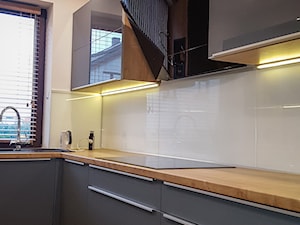 Kuchnia w szarościach - Duża z salonem biała z zabudowaną lodówką kuchnia w kształcie litery u z kom ... - zdjęcie od Art.studio