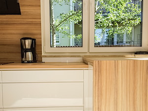 Biała kuchnia z połączeniem drewna - Kuchnia z oknem, styl nowoczesny - zdjęcie od Art.studio