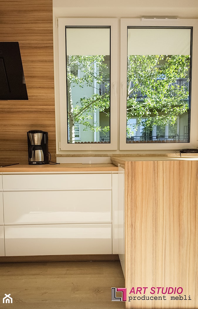 Biała kuchnia z połączeniem drewna - Kuchnia z oknem, styl nowoczesny - zdjęcie od Art.studio - Homebook