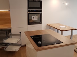 Kuchnia nowoczesna #7 - Średnia otwarta z salonem biała z zabudowaną lodówką kuchnia jednorzędowa z ... - zdjęcie od Art.studio
