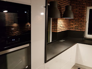 Kuchnia z cegłą - Średnia otwarta z kamiennym blatem czarna z zabudowaną lodówką kuchnia w kształcie ... - zdjęcie od Art.studio