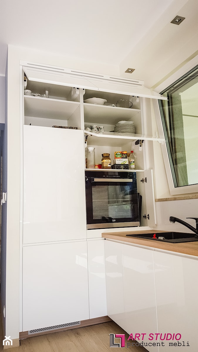 Biała kuchnia z połączeniem drewna - Otwarta kuchnia z oknem, styl nowoczesny - zdjęcie od Art.studio