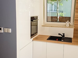 Biała kuchnia z połączeniem drewna - Kuchnia, styl nowoczesny - zdjęcie od Art.studio