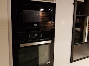 Kuchnia z cegłą - Mała z kamiennym blatem z zabudowaną lodówką kuchnia jednorzędowa z oknem, styl n ... - zdjęcie od Art.studio