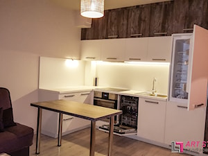 Aneks kuchenny - Mała otwarta z salonem biała z zabudowaną lodówką kuchnia w kształcie litery l, styl nowoczesny - zdjęcie od Art.studio