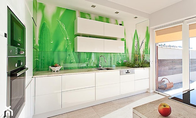 panel szklany w kuchni, biała kuchnia