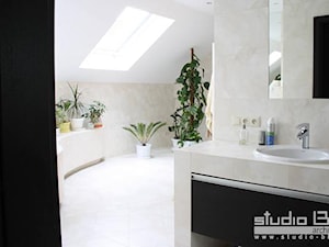 salon kąpielowy z sauną, jacuzzi, prysznicem - zdjęcie od STUDIO BB ARCHITEKCI