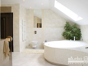 salon kąpielowy z sauną, jacuzzi, prysznicem - zdjęcie od STUDIO BB ARCHITEKCI