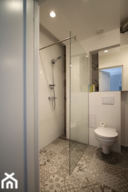 efektowna, niewielka blokowa łazienka, styl scandi