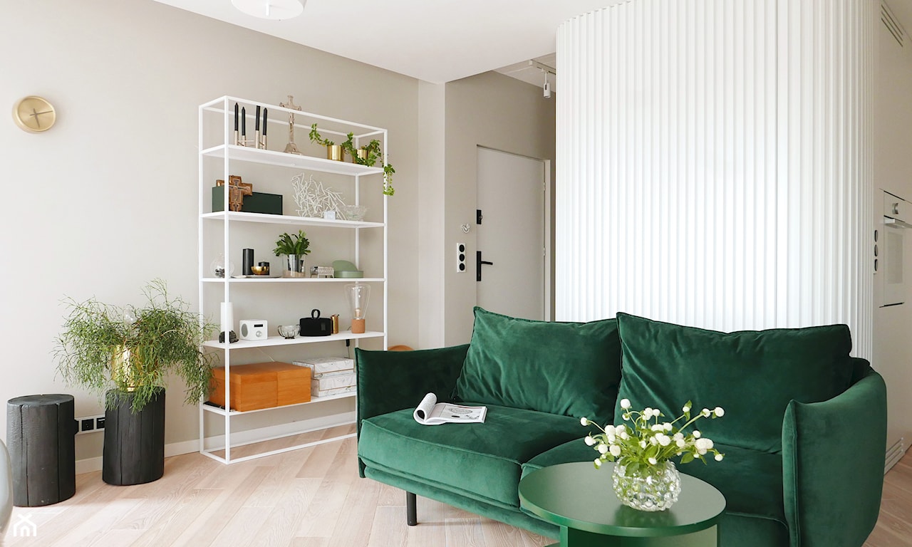 beżowy salon z zieloną sofą