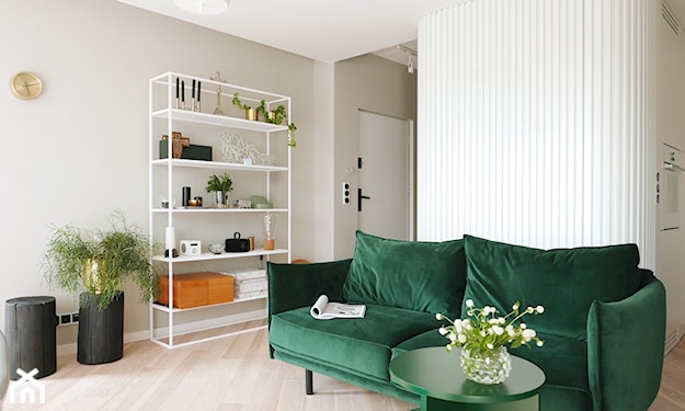 Beżowy salon z zieloną sofą