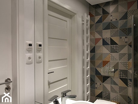 Aranżacje wnętrz - Łazienka: minimalistyczna mała łazienka - Archomega Biuro Architektoniczne. Przeglądaj, dodawaj i zapisuj najlepsze zdjęcia, pomysły i inspiracje designerskie. W bazie mamy już prawie milion fotografii!