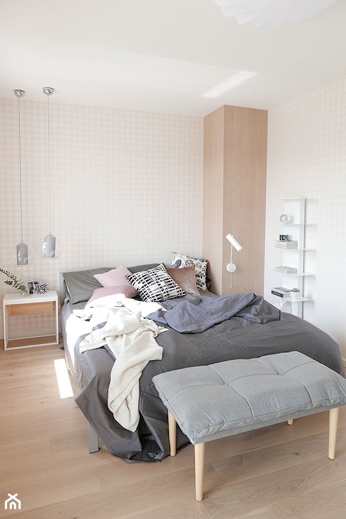 KONKURS - mieszkanie z kuchnią pod schodami - Średnia beżowa sypialnia, styl skandynawski - zdjęcie od Archomega Biuro Architektoniczne - Homebook