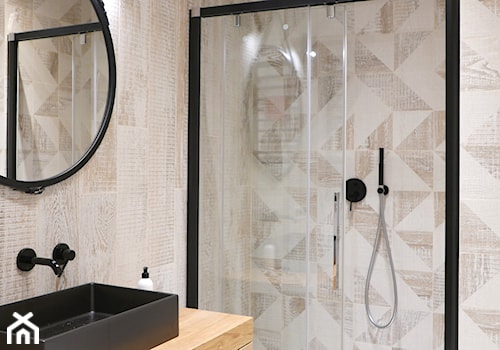 Niewielka łazienka z graficzną ścianą - zdjęcie od Archomega Biuro Architektoniczne