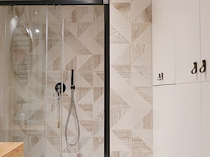 Niewielka łazienka z graficzną ścianą - zdjęcie od Archomega Biuro Architektoniczne