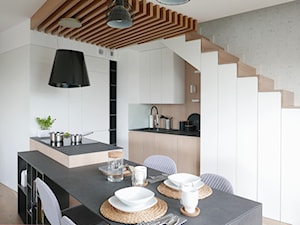 KONKURS - mieszkanie z kuchnią pod schodami - Mała otwarta z salonem biała niebieska z zabudowaną lodówką kuchnia dwurzędowa z kompozytem na ścianie nad blatem kuchennym, styl skandynawski - zdjęcie od Archomega Biuro Architektoniczne