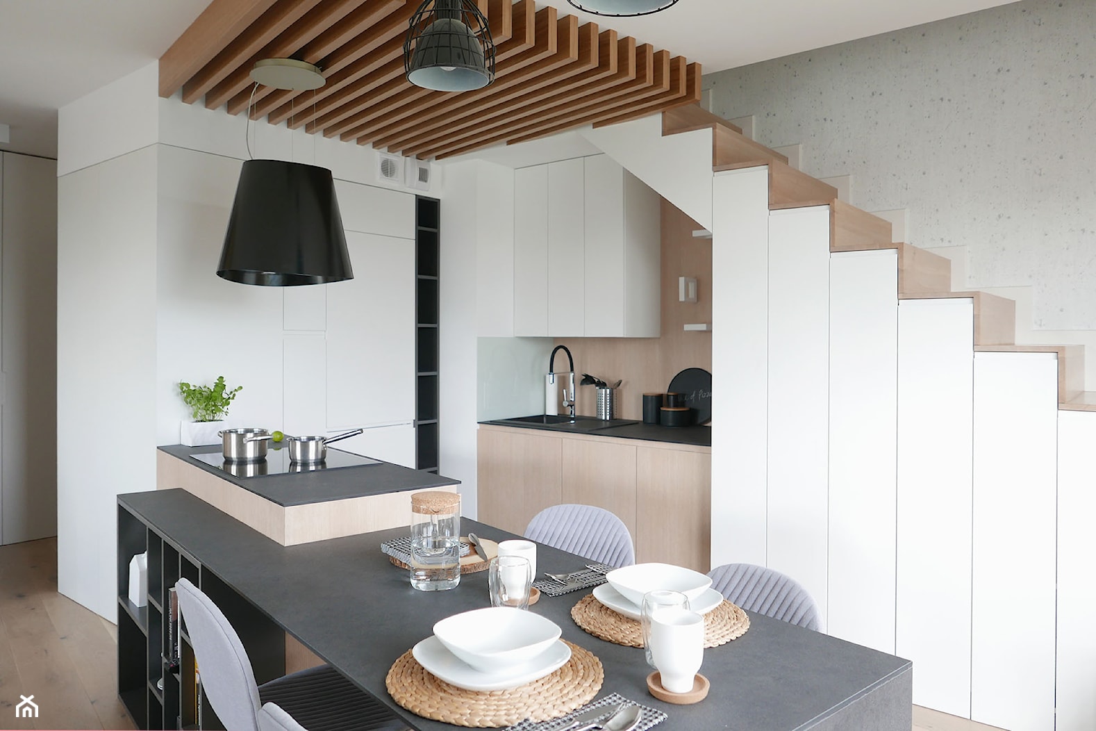 KONKURS - mieszkanie z kuchnią pod schodami - Mała otwarta z salonem biała niebieska z zabudowaną lodówką kuchnia dwurzędowa z kompozytem na ścianie nad blatem kuchennym, styl skandynawski - zdjęcie od Archomega Biuro Architektoniczne - Homebook