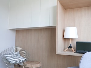 KONKURS - mieszkanie z kuchnią pod schodami - Małe z zabudowanym biurkiem szare biuro, styl skandynawski - zdjęcie od Archomega Biuro Architektoniczne