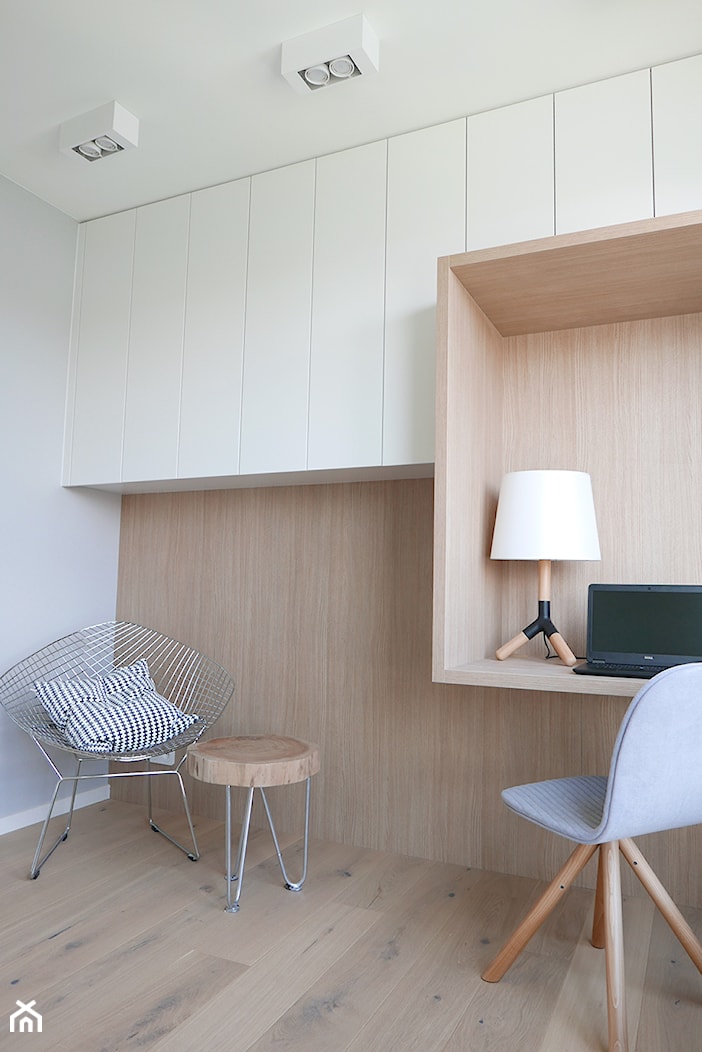 KONKURS - mieszkanie z kuchnią pod schodami - Małe z zabudowanym biurkiem szare biuro, styl skandynawski - zdjęcie od Archomega Biuro Architektoniczne - Homebook