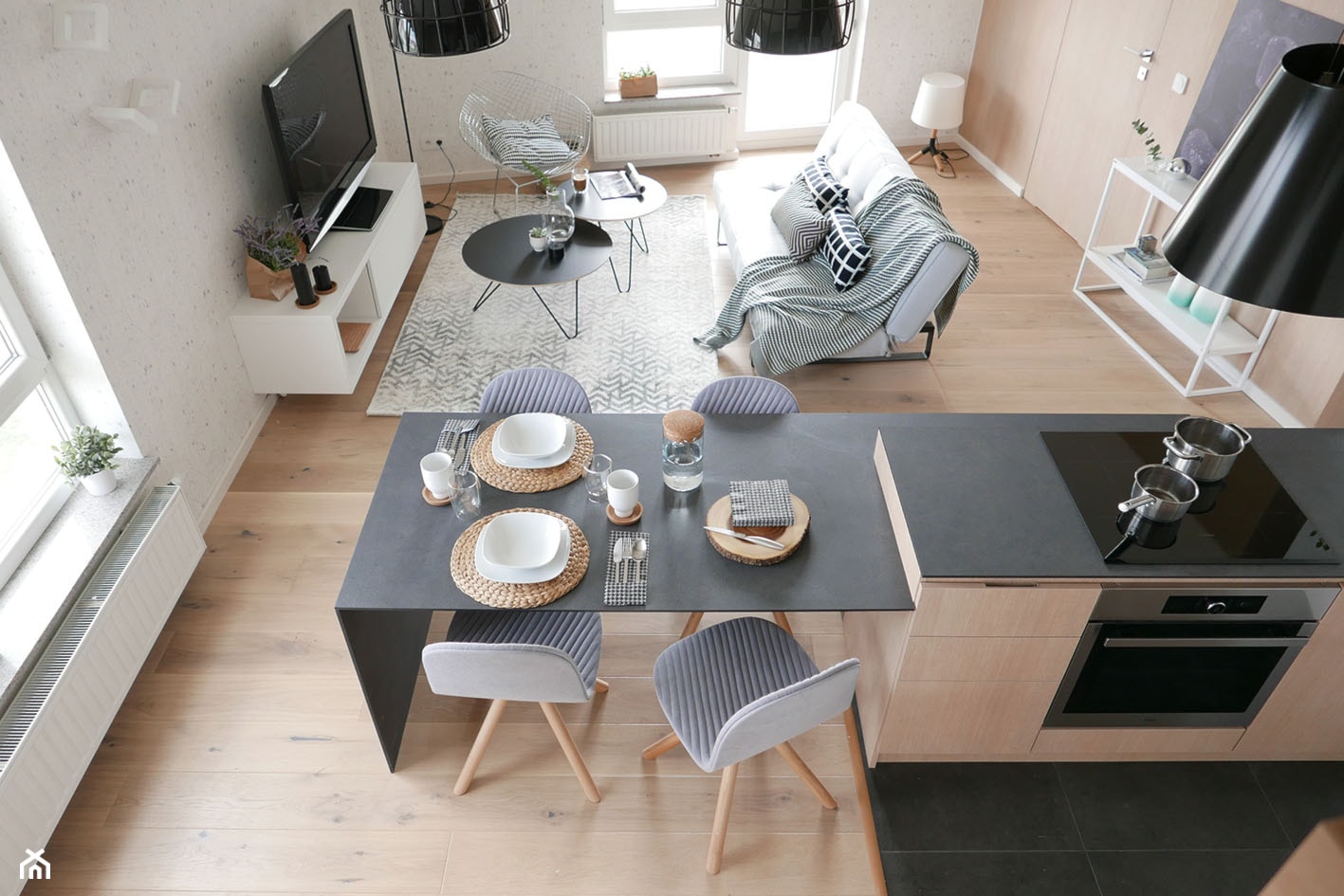 KONKURS - mieszkanie z kuchnią pod schodami - Średnia otwarta z salonem beżowa biała kuchnia jednorzędowa, styl skandynawski - zdjęcie od Archomega Biuro Architektoniczne - Homebook