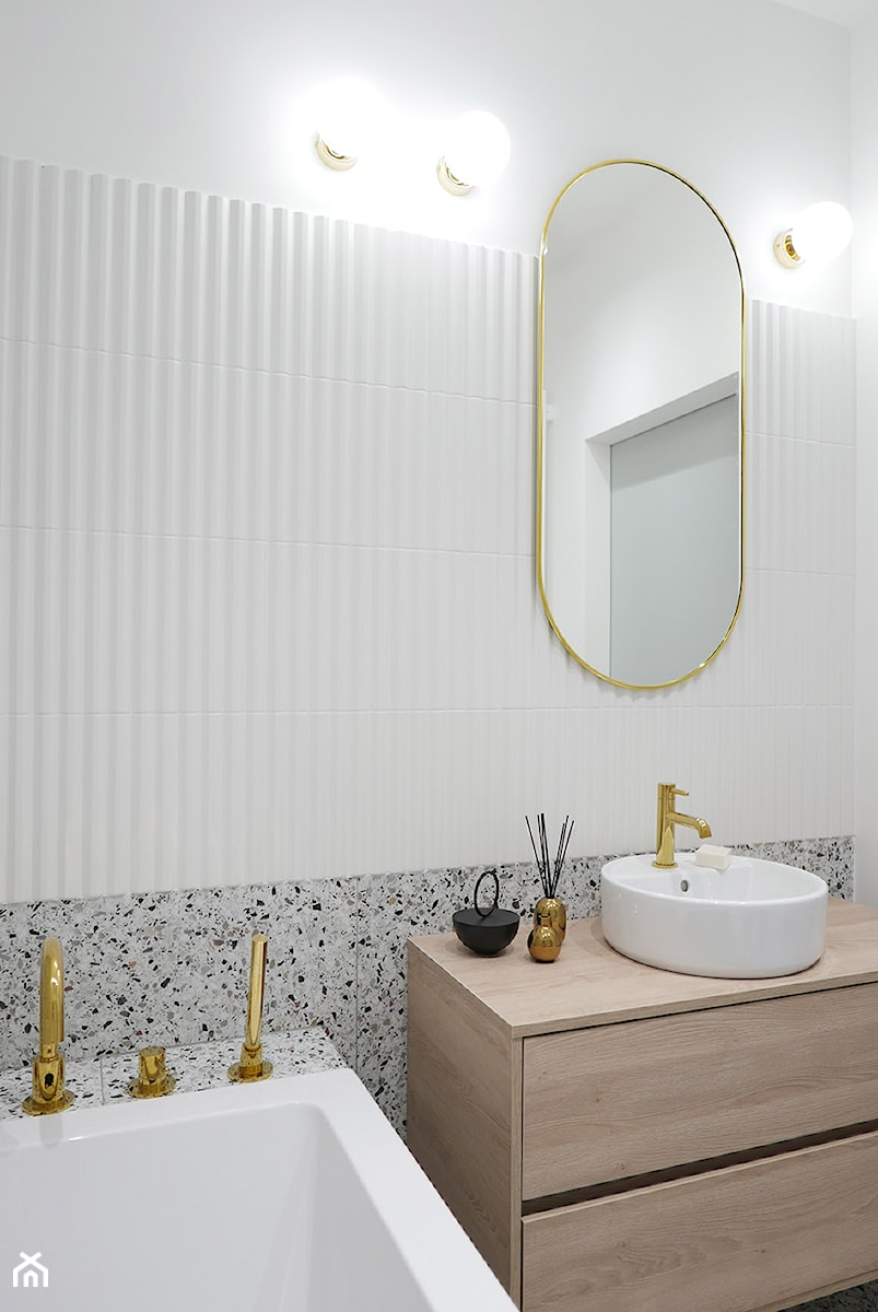 Złote akcenty w łazience - zdjęcie od Archomega Biuro Architektoniczne