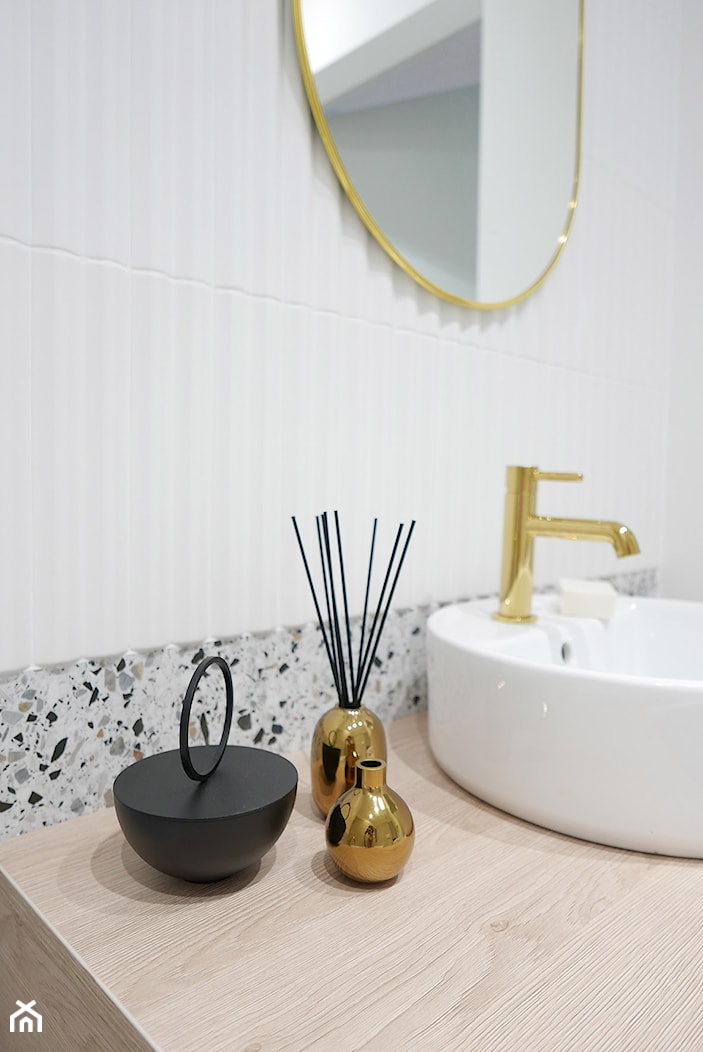 Złote akcenty w łazience - zdjęcie od Archomega Biuro Architektoniczne - Homebook