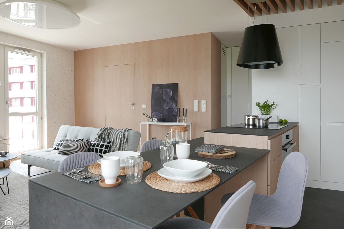 KONKURS - mieszkanie z kuchnią pod schodami - Mała otwarta biała z zabudowaną lodówką kuchnia jednor ... - zdjęcie od Archomega Biuro Architektoniczne - Homebook