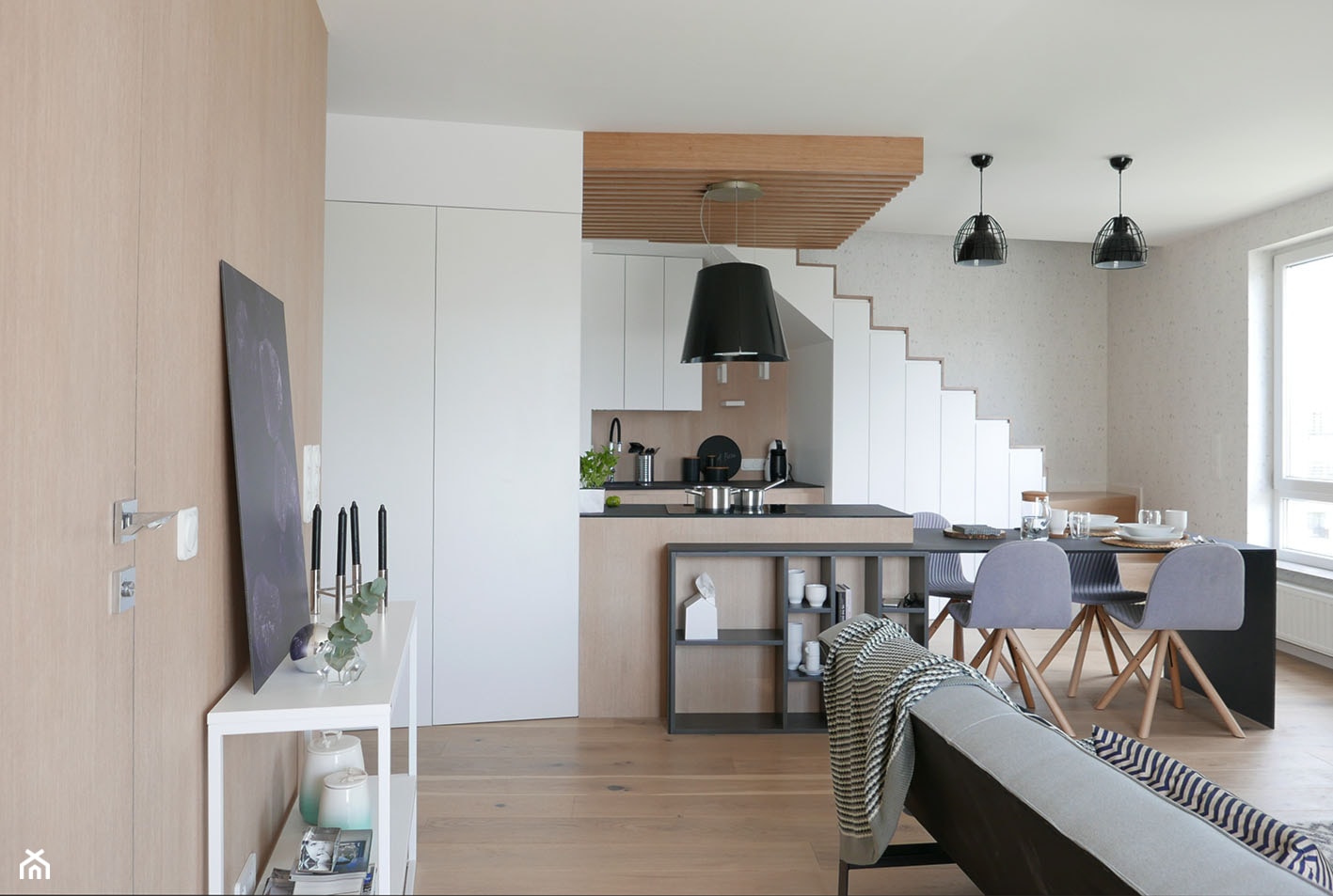 KONKURS - mieszkanie z kuchnią pod schodami - Średni szary salon z kuchnią z jadalnią, styl skandyn ... - zdjęcie od Archomega Biuro Architektoniczne - Homebook