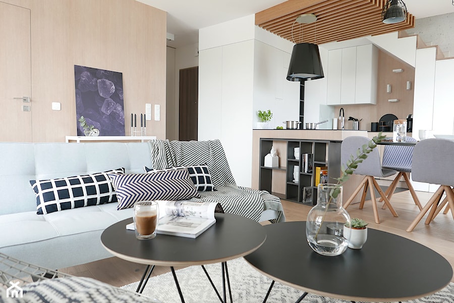 KONKURS - mieszkanie z kuchnią pod schodami - Średni biały salon z kuchnią z jadalnią, styl skandynawski - zdjęcie od Archomega Biuro Architektoniczne