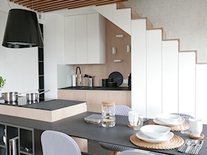 KONKURS - mieszkanie z kuchnią pod schodami - Średnia otwarta z kamiennym blatem szara z zabudowaną lodówką z nablatowym zlewozmywakiem kuchnia w kształcie litery l z wyspą lub półwyspem, styl skandynawski - zdjęcie od Archomega Biuro Architektoniczne