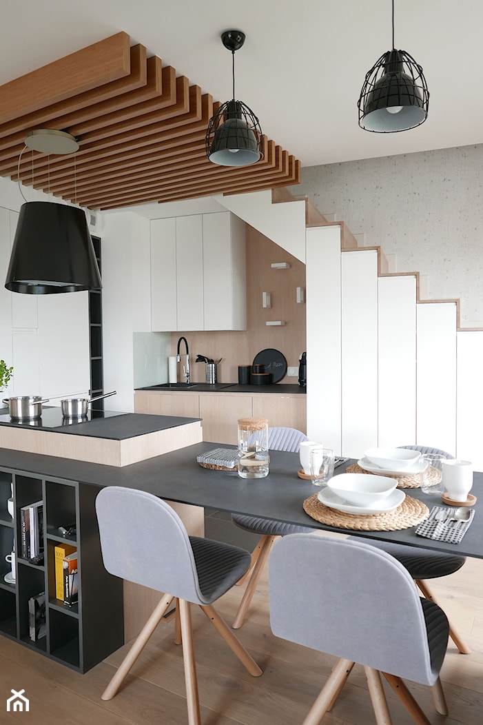 KONKURS - mieszkanie z kuchnią pod schodami - Średnia otwarta z kamiennym blatem szara z zabudowaną lodówką z nablatowym zlewozmywakiem kuchnia w kształcie litery l z wyspą lub półwyspem, styl skandynawski - zdjęcie od Archomega Biuro Architektoniczne - Homebook
