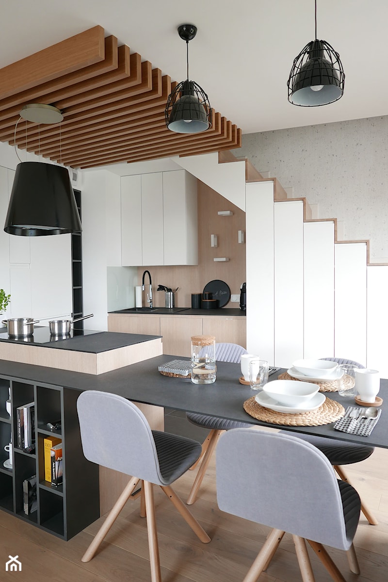 KONKURS - mieszkanie z kuchnią pod schodami - Średnia otwarta z kamiennym blatem szara z zabudowaną lodówką z nablatowym zlewozmywakiem kuchnia w kształcie litery l z wyspą lub półwyspem, styl skandynawski - zdjęcie od Archomega Biuro Architektoniczne