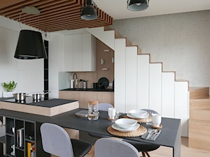 KONKURS - mieszkanie z kuchnią pod schodami - Mała biała jadalnia w kuchni, styl skandynawski - zdjęcie od Archomega Biuro Architektoniczne