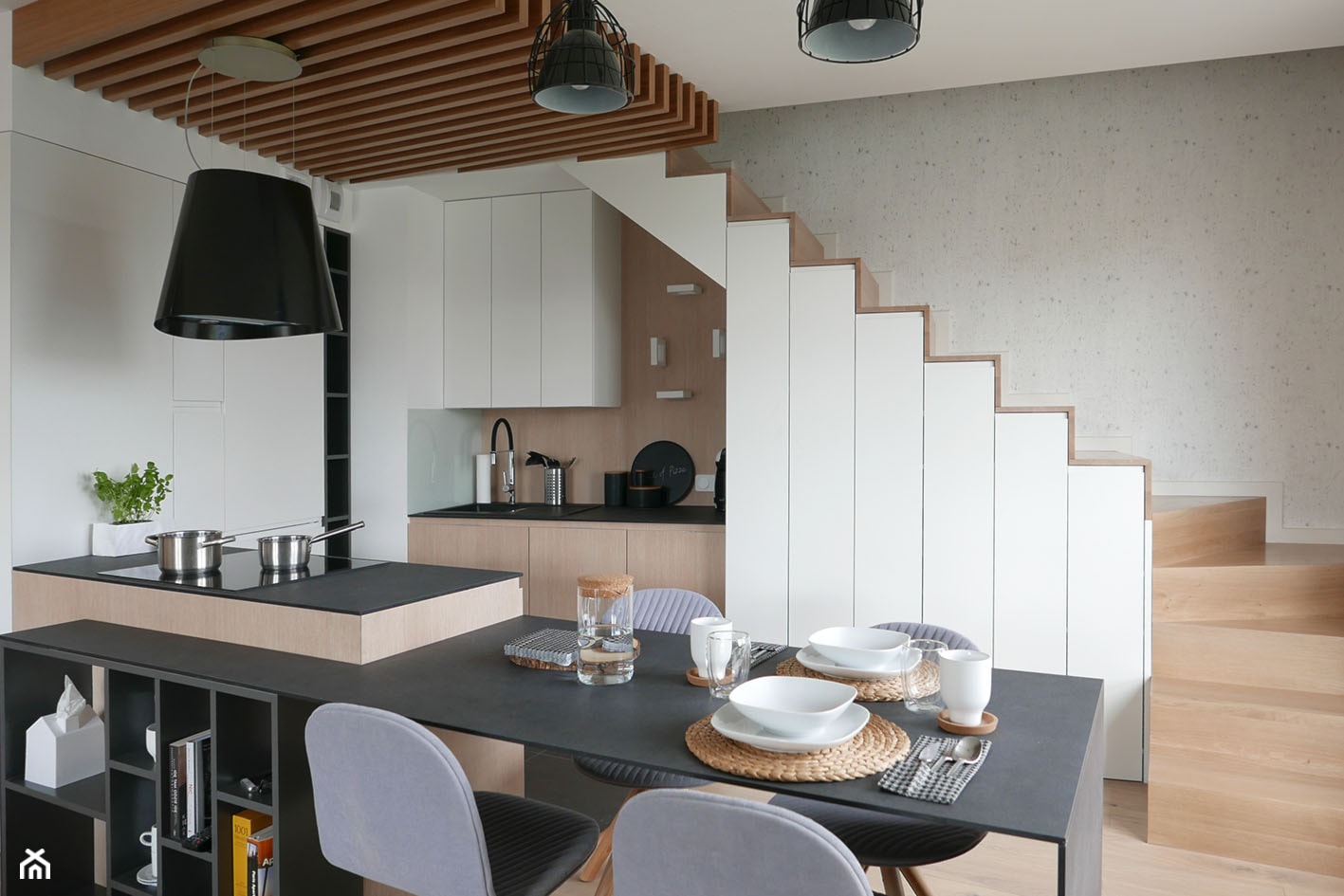 KONKURS - mieszkanie z kuchnią pod schodami - Mała biała jadalnia w kuchni, styl skandynawski - zdjęcie od Archomega Biuro Architektoniczne - Homebook