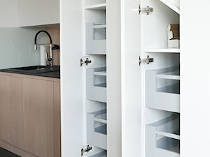 KONKURS - mieszkanie z kuchnią pod schodami - Mała zamknięta biała z nablatowym zlewozmywakiem kuchnia jednorzędowa, styl skandynawski - zdjęcie od Archomega Biuro Architektoniczne