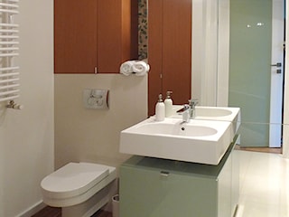 zielona kamienna łazienka