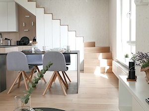 KONKURS - mieszkanie z kuchnią pod schodami - Średni beżowy salon z kuchnią z jadalnią, styl skandynawski - zdjęcie od Archomega Biuro Architektoniczne