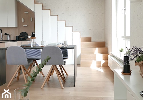 KONKURS - mieszkanie z kuchnią pod schodami - Średni beżowy salon z kuchnią z jadalnią, styl skandynawski - zdjęcie od Archomega Biuro Architektoniczne