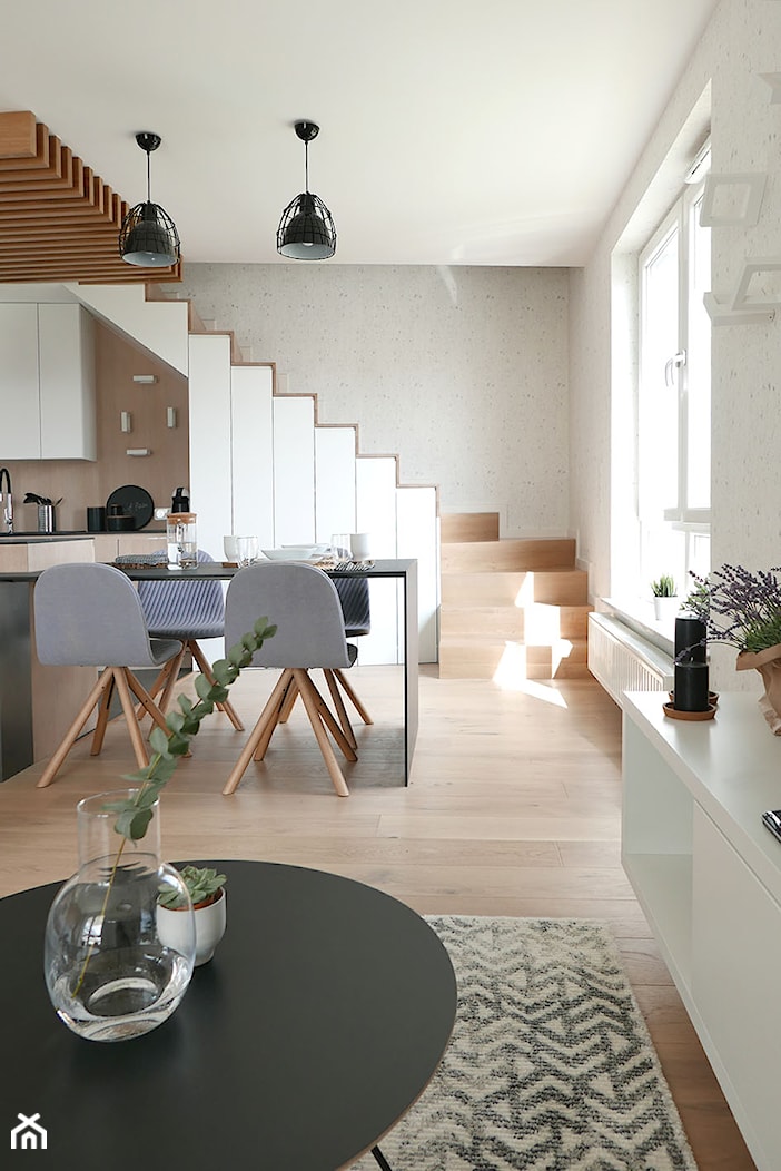 KONKURS - mieszkanie z kuchnią pod schodami - Średni beżowy salon z kuchnią z jadalnią, styl skandy ... - zdjęcie od Archomega Biuro Architektoniczne - Homebook
