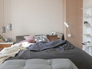 KONKURS - mieszkanie z kuchnią pod schodami - Mała beżowa sypialnia, styl skandynawski - zdjęcie od Archomega Biuro Architektoniczne