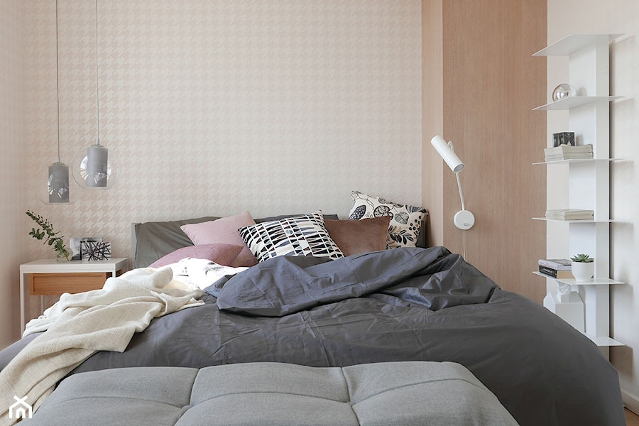 KONKURS - mieszkanie z kuchnią pod schodami - Mała beżowa sypialnia, styl skandynawski - zdjęcie od Archomega Biuro Architektoniczne