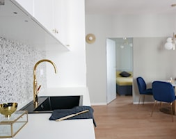 Pastelowe mieszkanie z mocnym granatowym akcentem - zdjęcie od Archomega Biuro Architektoniczne - Homebook