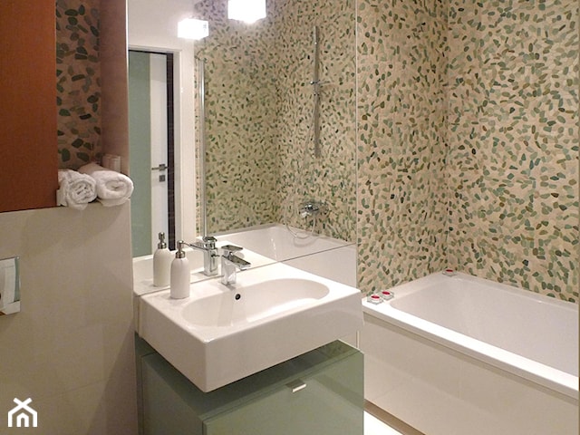 zielona kamienna łazienka