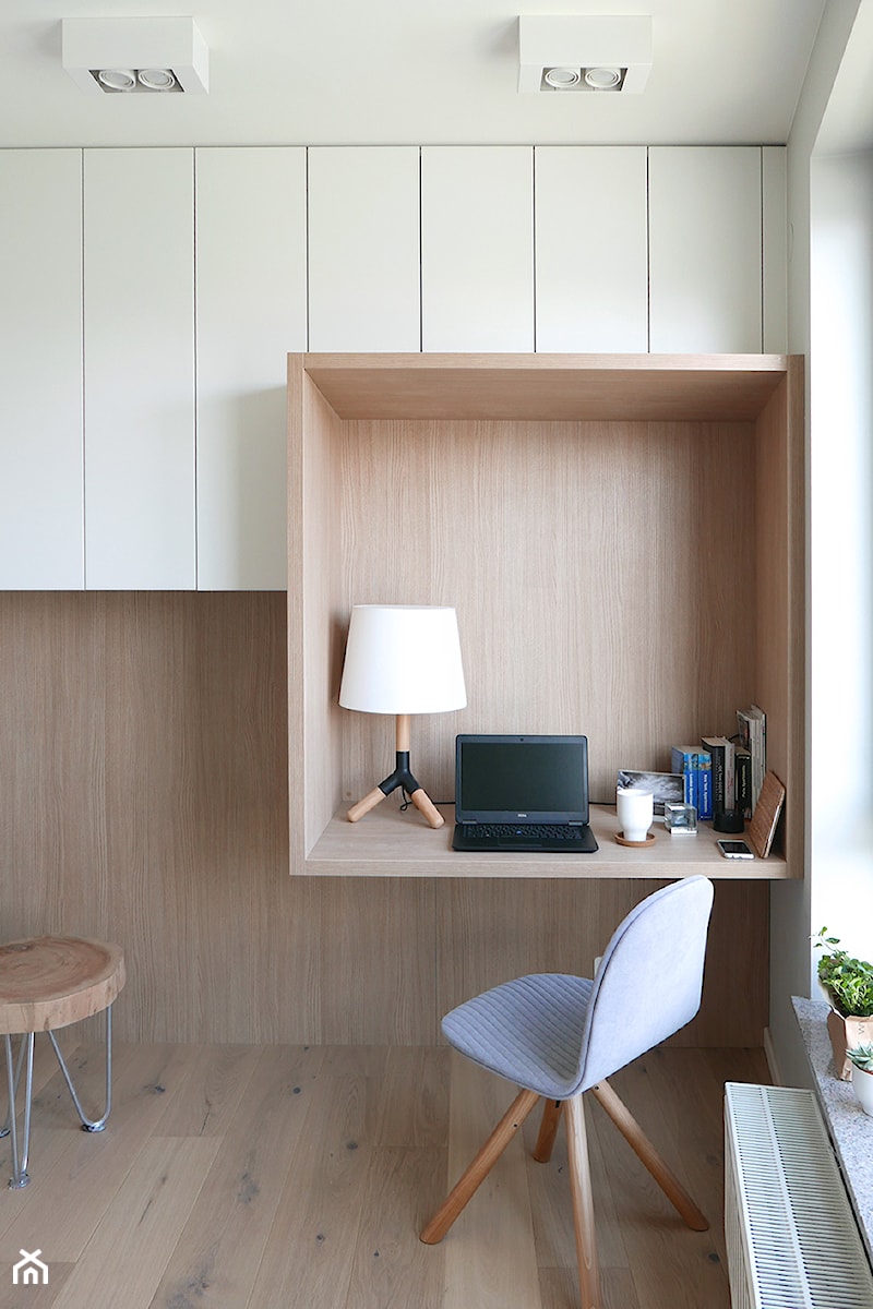 KONKURS - mieszkanie z kuchnią pod schodami - Małe z zabudowanym biurkiem biuro, styl skandynawski - zdjęcie od Archomega Biuro Architektoniczne