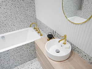 Złote akcenty w łazience - zdjęcie od Archomega Biuro Architektoniczne